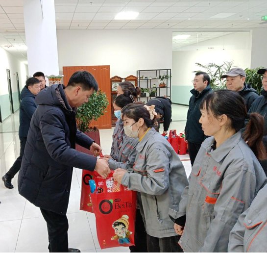 但校园内依旧有一群默默坚守岗位的“最